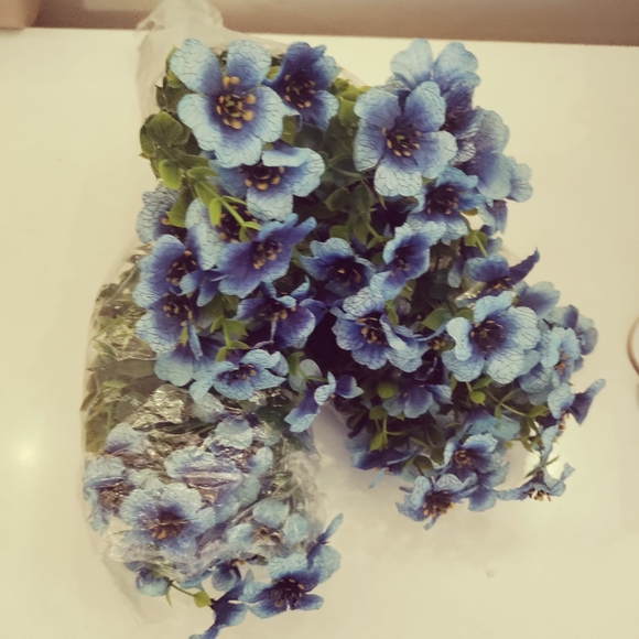 ✨ 4/$15 NWT 6 Bundles Of High Quality Fake Flowers - Picture 2 of 3